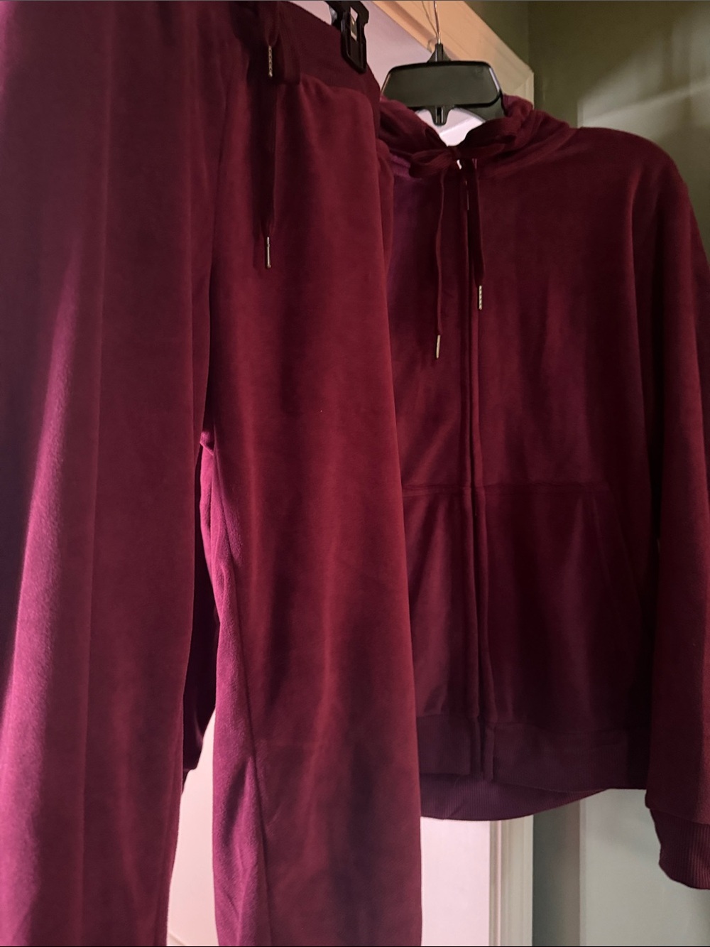 Beautiful Women's Zip Hoodie & Jogger Set - Deep Burgundy